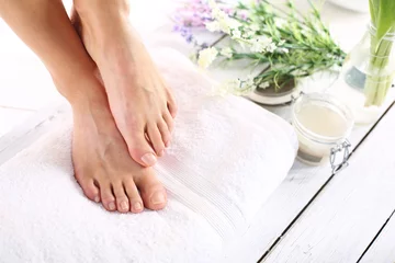 Abwaschbare Fototapete Pediküre Weibliche Füße