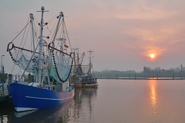 Fototapeta na wymiar Fischereihafen von Greetsiel in Ostfriesland