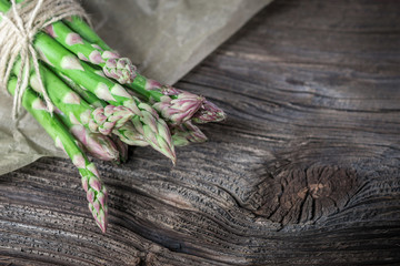Grüner Spargel auf Holzbrett