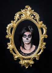 toternstes Frauenportrait im Goldrahmen