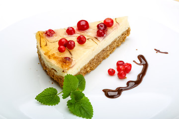 Cheesecake with berries and mint