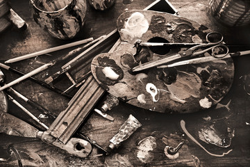 Painter equipement easel colors wood workspace