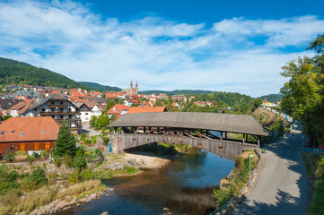Fototapeta na wymiar Historische Holzbrücke, Forbach