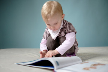 m&auml;dchen beim bl&auml;ttern