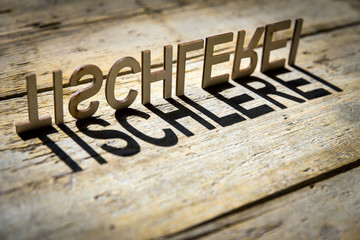 Buchstaben aus Holz bilden das Wort Tischlerei