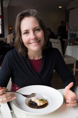 femme au restaurant gastronomique