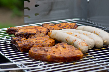 Fleisch und Wurst grillen