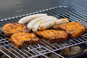 Fleisch und Wurst grillen