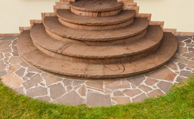 Positive Kegeltreppe aus braunem Buntsandstein mit Imprägnierung