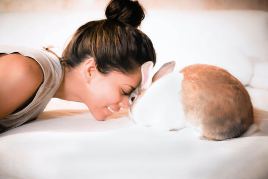 Frau spielt mit einem Hasen - Tierliebe