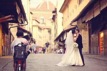 Obraz premium groom and bride in the city on a sunny day