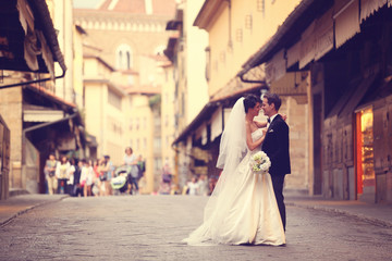 Obraz premium groom and bride in the city on a sunny day