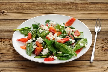 Spinach and blood oranges salad with cottage cheese and peanuts