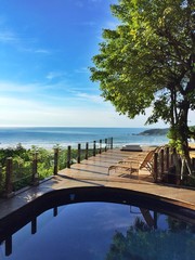 piscina com vista pro mar