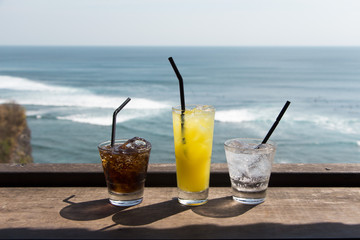 Trois cocktails face à la mer, Bali