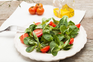 Salad with lamb's lettuce and cherry tomatoes.