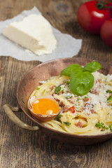 Spaghetti Carbonara auf Holz mit einem Ei