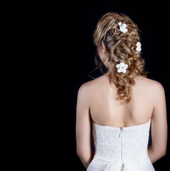 beautiful wedding hairstyle with flowers in her hair
