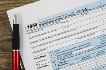 Obraz premium U.S. individual income tax return form 1040 with pen