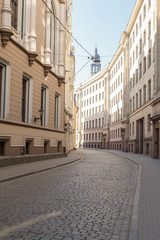 Obraz premium Empty narrow street in the old center of Riga