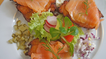 Geräucherter Lachs auf Kartoffelrösti