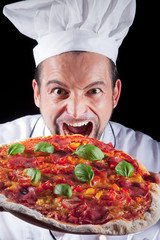 Pizza Bäcker mit Kochmütze serviert Pizza witzig Nahaufnahme