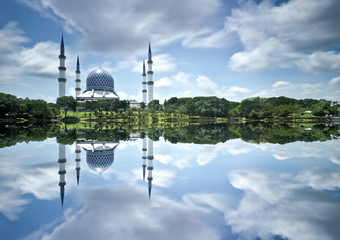 Fototapeta na wymiar The Beautiful Sultan Salahuddin Abdul Aziz Shah Mosque