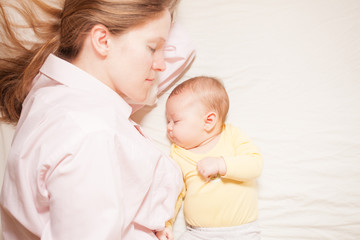 Fototapeta na wymiar co-sleeping mother and baby