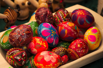 Fototapeta na wymiar Wielkanoc pisanki jajka wydmuszki w koszyku