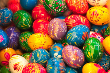 Wielkanoc pisanki jajka wydmuszki w koszyku - obrazy, fototapety, plakaty
