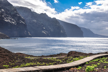 Plankenweg mit Bergen und Meer im Hintergrund, Teneriffa