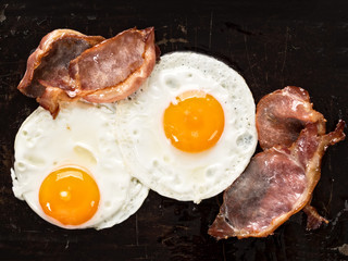 traditional american bacon and egg breakfast