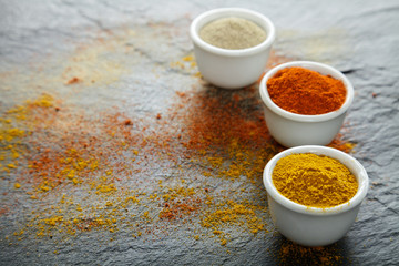 Gewürze in Schälchen