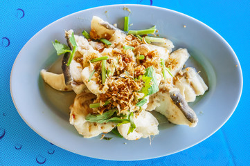 Slice steamed fish with fried garlic topping