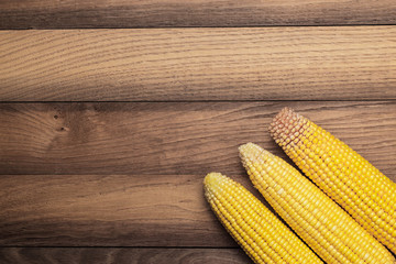 corn cobs on the table