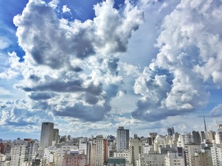 nuvens na cidade