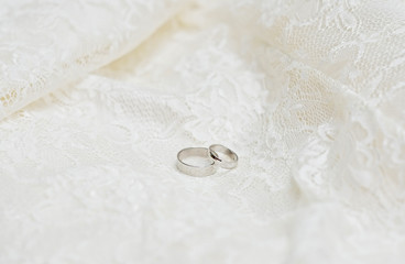 Obraz na płótnie Canvas Wedding rings on lace background
