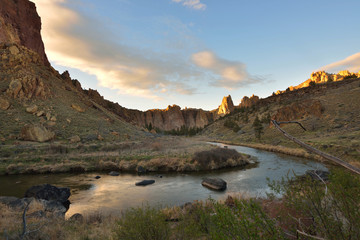 Fototapeta na wymiar Smith Rock and Crooked River at sunset