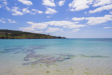 Aguas cristalinas en la playa de Estorde