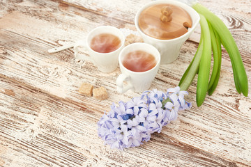 tea with sugar cubes on wooden