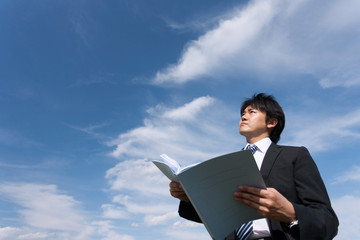 空を見上げるビジネスマン　
