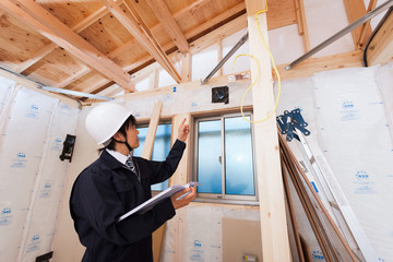 住宅建築現場をチェックする現場監督