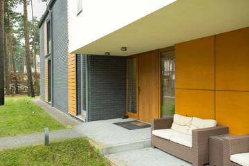 Obraz na płótnie Canvas Wicker furniture in front of house