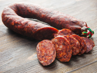 Angeschnittene Chorizo - obrazy, fototapety, plakaty