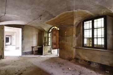 Fototapeta na wymiar old abandoned room in an Italian villa.
