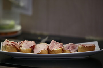 tartine con prosciutto