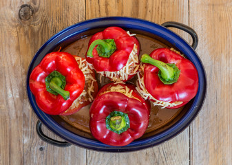 Gefüllte Paprika mit Hackfleisch Sauce und Käse überbacken
