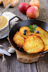 Garnierte Kartoffelpuffer in der Servierpfanne