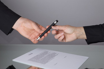 Vertrag schließen Stift überreichen
