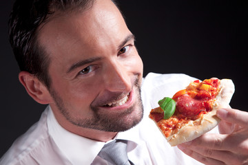 Businessann mit Pizza lächelt witzig Nahaufnahme